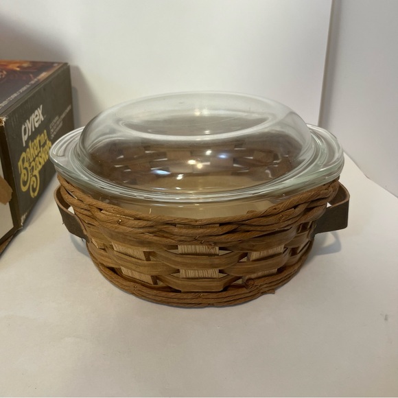 New Vintage Pyrex Baker in a Basket with Box 2 qt Casserole Dish Lid Woven 6840 - Picture 12 of 12